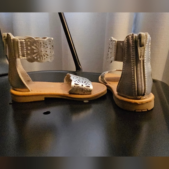 Toddler girls cat & jack sandles - Picture 2 of 2